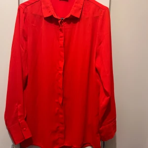 Skjorta strl 40 - Röd skjorta strl 40 från Esmara by Heidi Klum. Material: polyester. Mycket fint skick. 