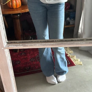 Bootcut jeans ljusblå - Säljer ett par ljublåa bootcut byxor ifrån Gina tricot. Modellen har bootcut-ben, låg-medelhög midja och femficksdesign. Säljer dessa då de är lite långa i benen för mig, skulle säga att de skulle passa om man va 160-165cm