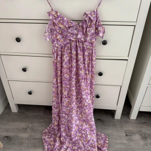Blommig klänning - Denna snygga blommiga klänning har aldrig använts. Storlek XS.🌸