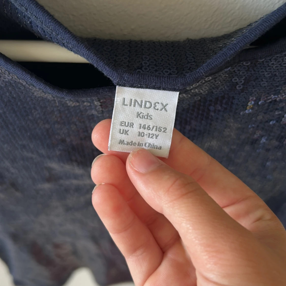 Mörkblå paljettopp från Lindex - 3