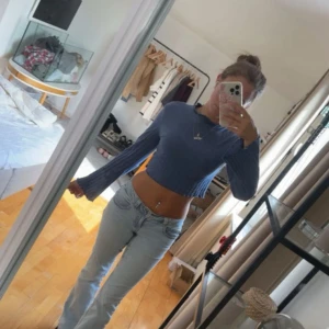 Blå croppad ribbad tröja från SHEIN - Säljer då den inte kommer till användning hos mig💖