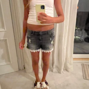 Svarta shorts  - Så coola jeansshorts från Amisu 💕 helt oanvända 