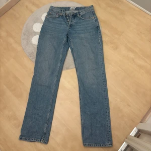  ljusblå raka jeans - Litet hål vid gylfen men går lätt att laga.(se bild 5) Annars mycket bra skick! 