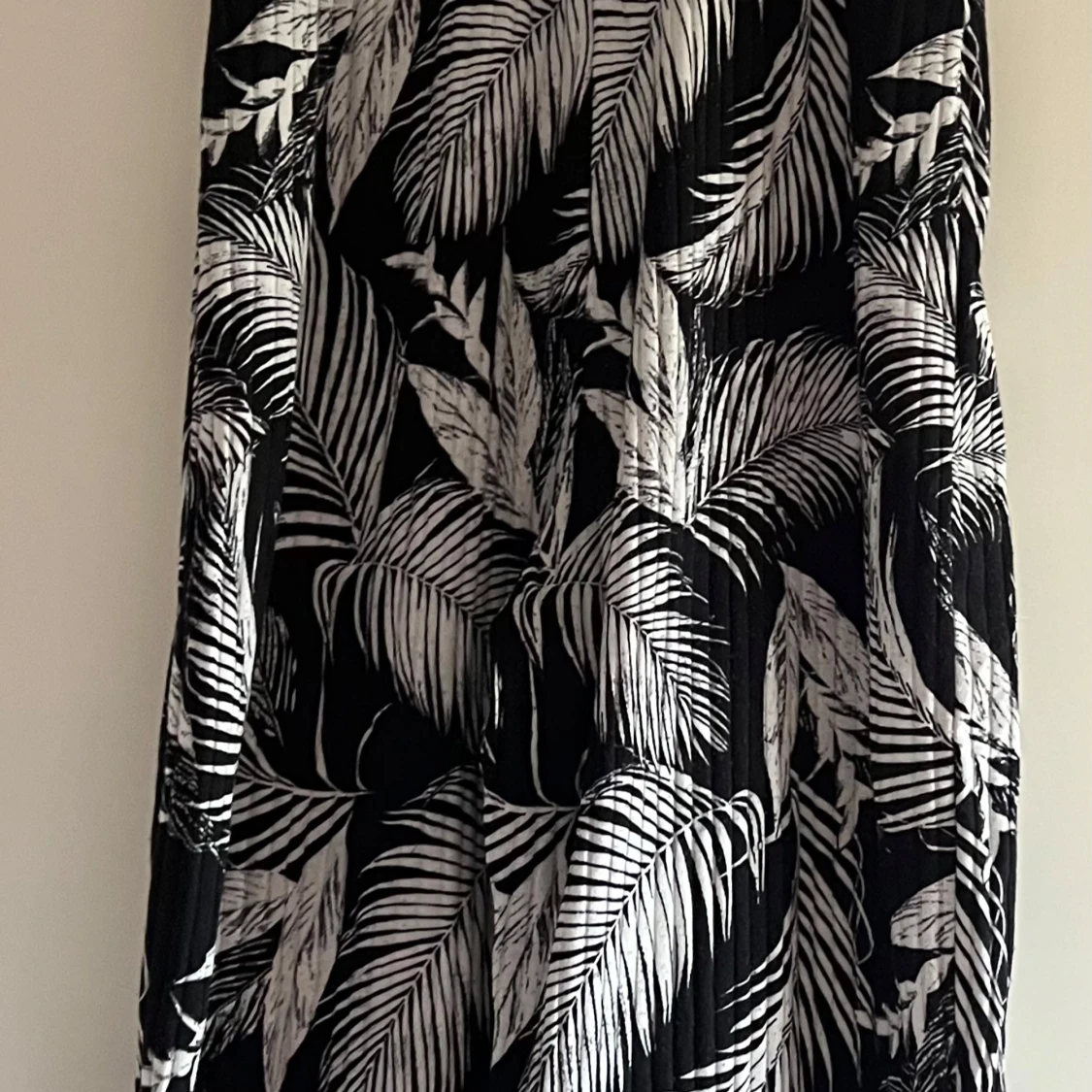 Svartvit långkjol med bladprint - 1