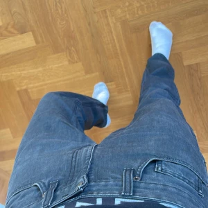 As feta lexington jeans - Säljer ett par klassiska blå jeans från Lexington Co i rak modell. Jeansen har fem fickor, dragkedja och knapp framtill samt snygga kontrastsömmar. Tillverkade i bomull för en skön känsla och passar perfekt till en avslappnad stil. Säljer dem för har inte plats nu när jag flyttar.                                 Lägg ett bud om ni har ett pris förslag accepterar oftast.
