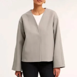 ljusgrå kappa  - säljer denna snygga kappa då jag vill köpa en annan istället! använd fåtal gånger förra hösten, nypris 700 kr!