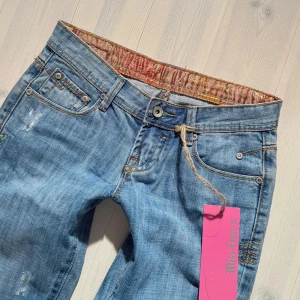 Lågmidjade bootcut jeans  - Har ej bilder med jeansen på då som är för små. Midjemått: 34cm. Innerbenslängd: 82cm. Kolla in min profil och följ för fler plagg🙌