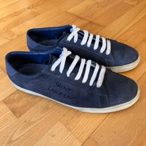 Saint Laurent skor - Säljer nu mina Saint Laurent skor! Skorna är en ovanlig blå färg som inte säljs längre. Skorna är i fint skick förutom lite slitningar i hälen! Har man nån fråga eller vill ha fler bilder så är det bara att skriva ☺️
