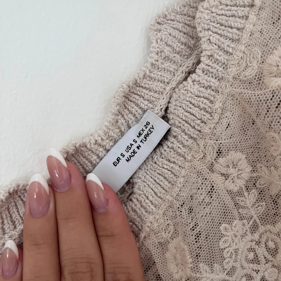 Beige spetsig blus med volang från ZARA - 2