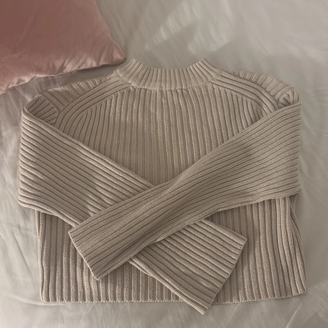 Beige ribbad stickad tröja