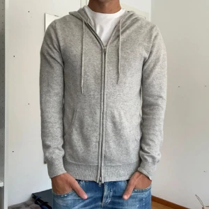 John henric 100% kashmir hoodie  - John henric 100% kashmir hoodie | Storlek S | Den är i mycket gott skick | Finns några fläckar men inget man tänker på riktigt | Skriv vid fler frågor | Priset kan diskuteras 
