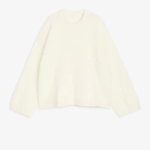 Vit stickad tröja - Stickad tröja i alpacka och ull från arket. Använda men sparsamt nypris 990🩷