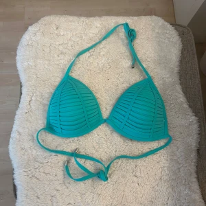 Bikini överdel -  Säljer denna jättefina triangel bikini överdelen, helt ny aldrig använd🥰stl XL men skulle säga 80/85 D