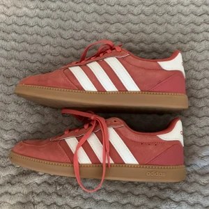 Adidas sneakers - ‼️PRIS KAN DISKUTERAS‼️Ett par korall adidas som är i jätte bra skick!❤️ 