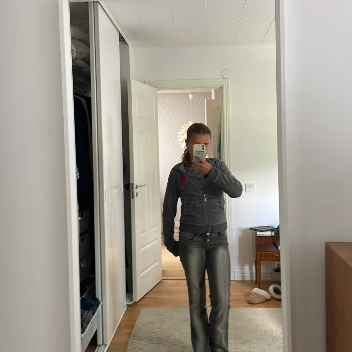 Grå hoodiejacka med dragkedja - 2