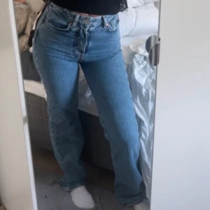 Raka Bikbok jeans  - Säljer dessa sjukt snygga jeans från Bikbok! Storlek 24. Jag är 163 som referens på bilderna:) dom är lite långa men ingenting som har stört mig.