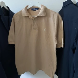 Ralph Lauren tröja - Polo Ralph Lauren pikétröja – beige, S 🤍 Litet hål vid namnlappen – i övrigt fint skick 👕 💰 230 kr Tidlös, bekväm och perfekt till vardag! 📸 Fråga gärna efter fler bilder 🚚 Snabb leverans 📦