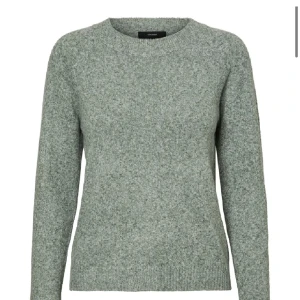 Grå stickad tröja från vero Moda  - Säljer en stilren grå stickad tröja från Weekday. Tröjan har en klassisk rund hals och långa ärmar, perfekt för kyligare dagar. Den är mjuk och bekväm, idealisk för både vardag och avslappnade tillfällen.