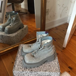 Mocka boots med platåsula - Suedeboots från Eytys i ljusblå färg. Skitsnygga men kommer inte till användning, har inte heller använts mycket!🫶🫶