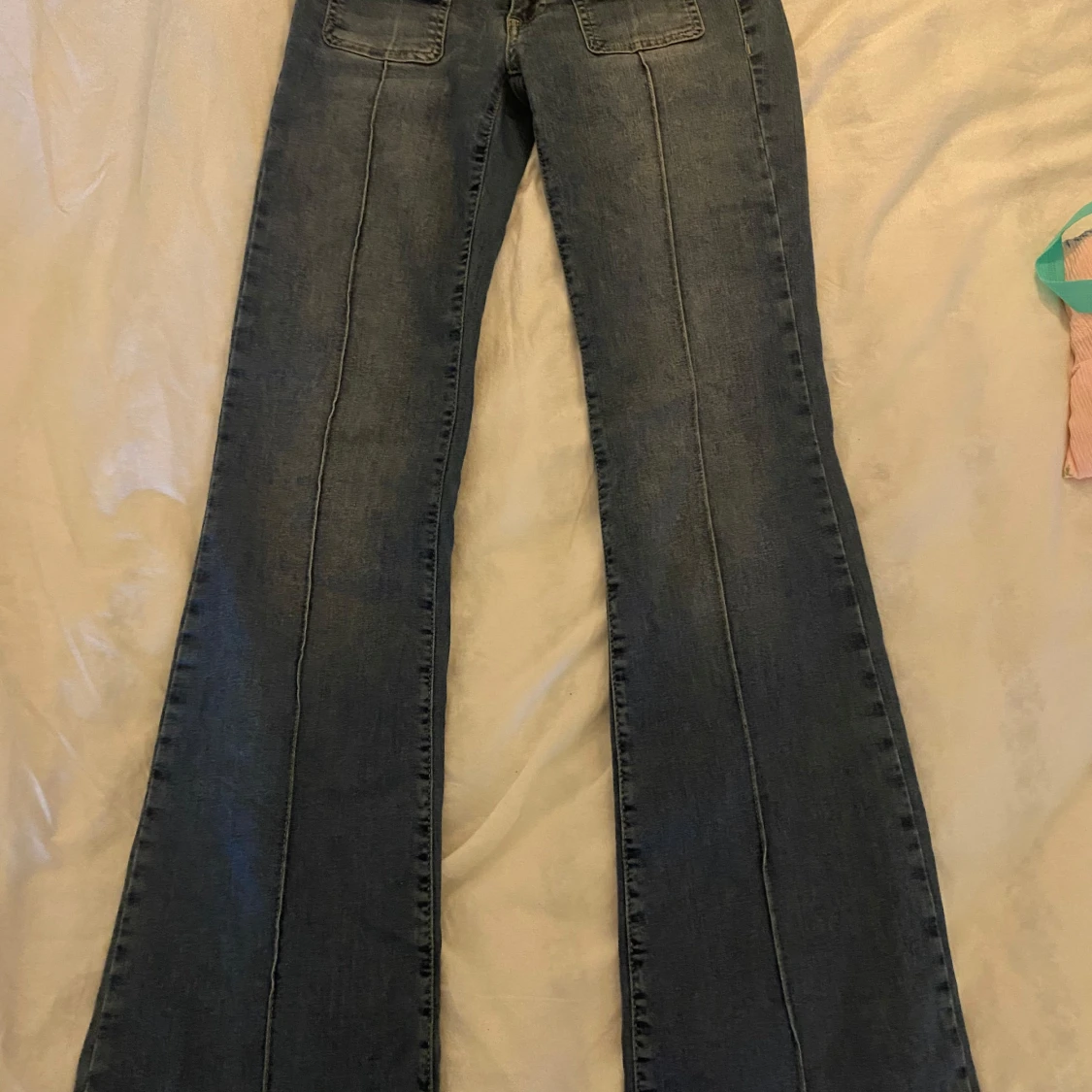 Blå bootcut jeans med fickdetaljer - 1