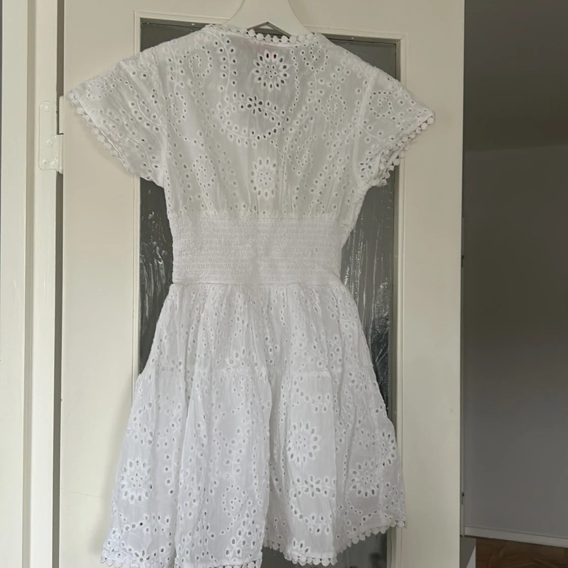 Vit broderad kortklänning från RYVLS - 3