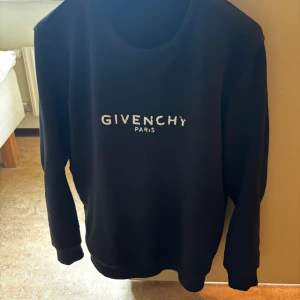 Svart sweatshirt från Givenchy - Säljer en svart sweatshirt från Givenchy med vit logotyptext på bröstet. Storlek S men sitter som L. Nypris 500 euro. Original!.