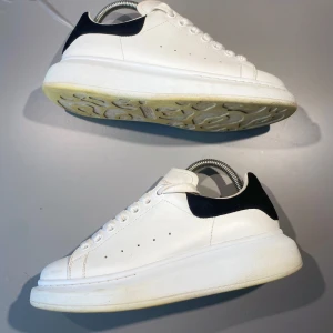 Alexander Mqueen skor - Hej! Säljer nu mina skor från märket Alexander Mqueen, storlek 38, använt skick. Givetvis äkta. Tveka inte på att höra av dig om du har frågor eller funderingar kring skorna! 