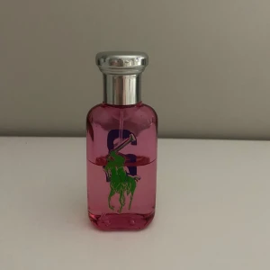 Ralph lauren parfym  - Säljer min ralph lauren parfym. Kommer ej till användning. Nästan halva kvar