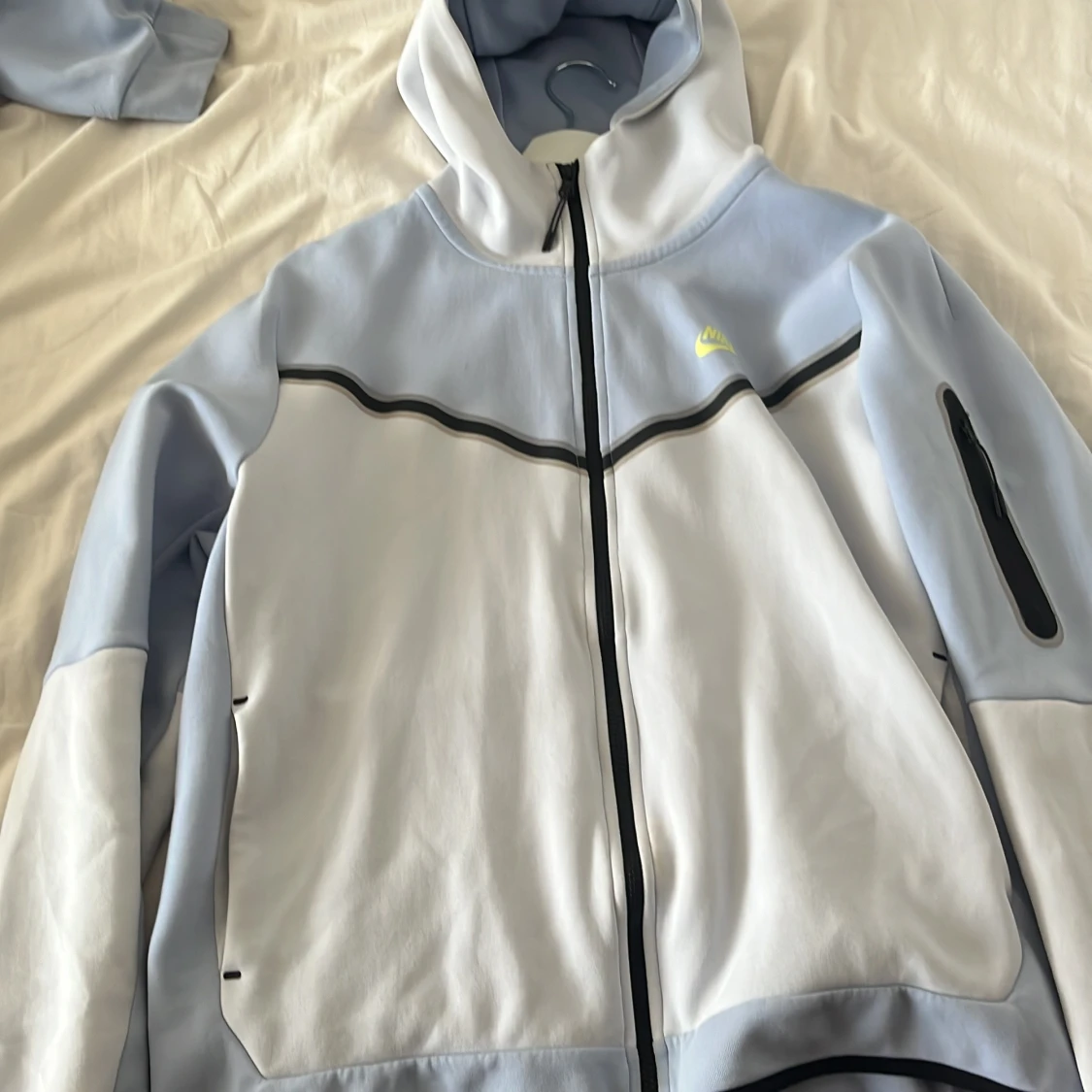 Vit och ljusblå  Nike tech