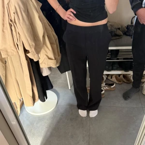 Svarta kostymbyxor från Cubus - Säljer svarta kostymbyxor från Cubus. Stolek 34.