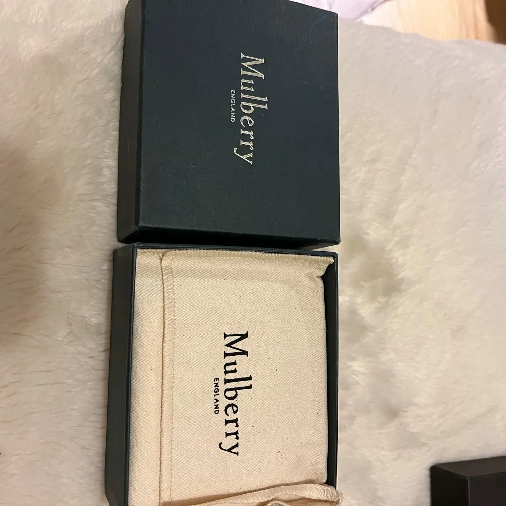 Jättesnyggt armband från mulberry, knappt använt så o perfekt skick! Justerbart. Etikett, äkthetsbevis, box medföljer. Asusteet.