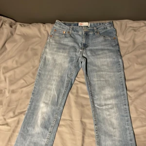 Ljusblå Levi's jeans slim fit - Säljer ett par ljusblå Levi's jeans i slim fit-modell. Klassisk femficksdesign  och Levi's ikoniska läderpatch bak. Jeansen har en snygg tvättad look och raka ben. Perfekta för dig som gillar en tidlös stil.  model 512