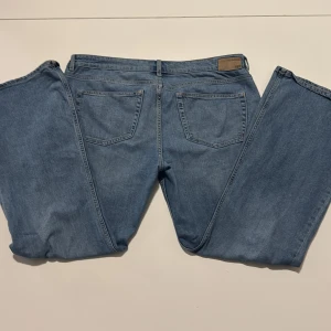 Blå bootcut jeans från 157 - Säljer ett par klassiska blå bootcut jeans från 157 i storlek XL. Jeansen har fem fickor, normal passform och stängs med dragkedja och knapp. Perfekta för dig som gillar en lite vidare siluett nertill.