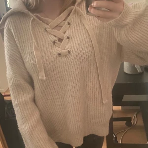 Beige stickad tröja  - Säljer en beige stickad tröja. Storlek xl men känns och ser ut som s, bra skick inte så andvänd, säljer pågrund av inte andvändning
