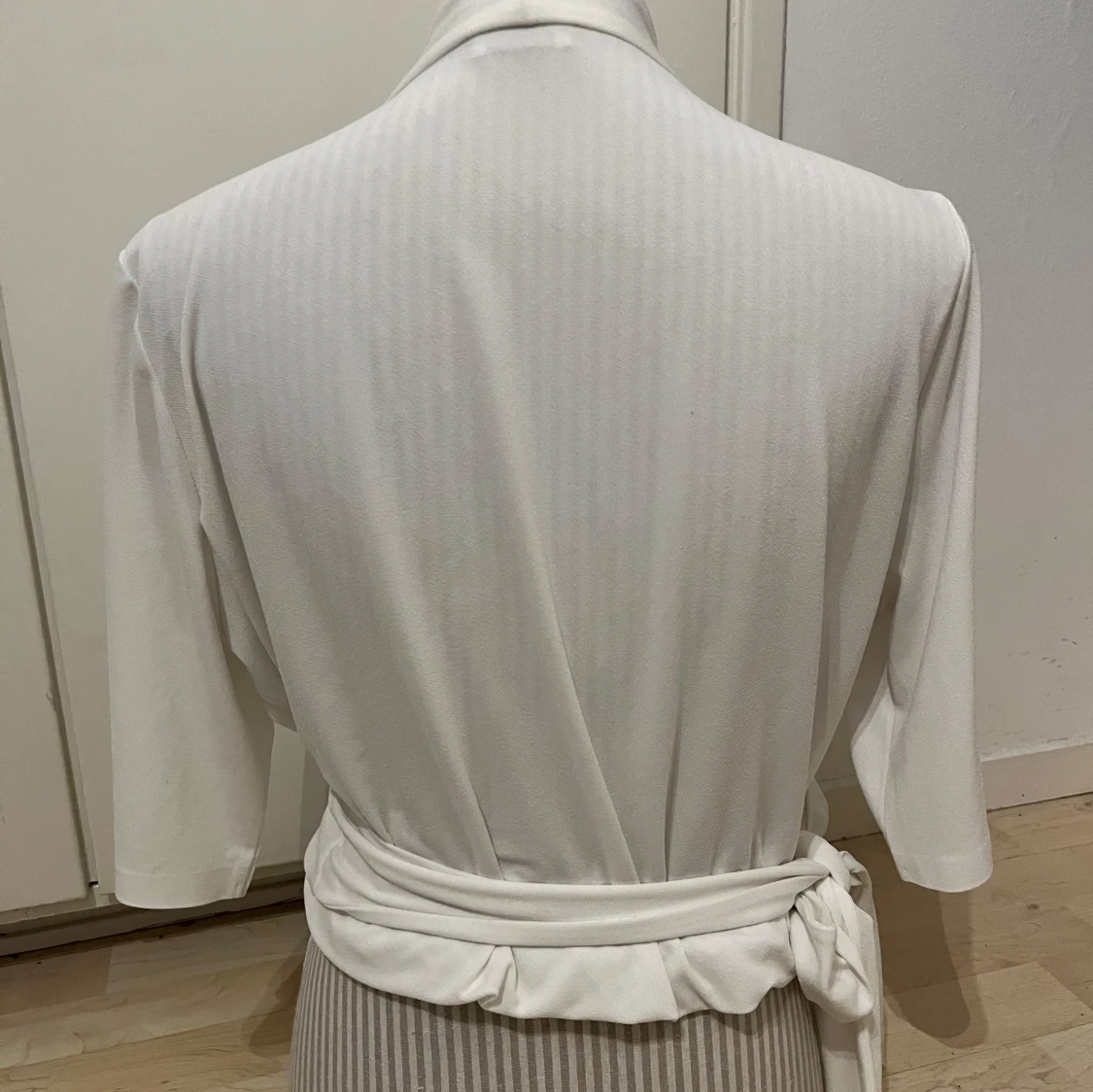 Vit omlottopp med knytband - 1