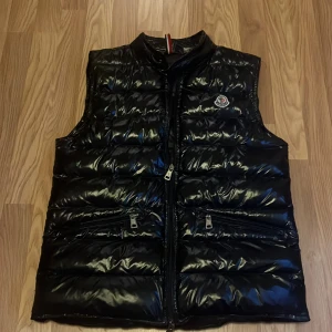 Moncler väst - Snygg svart väst från Moncler och är perfekt nu inför våren. Det är storlek s och är i bra skick, Priset kan diskuteras vid snabb affär, Mvh isaac