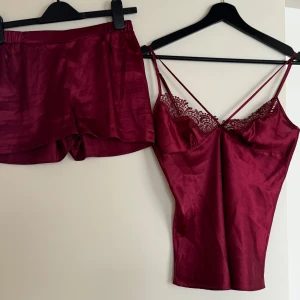  Nattlinne sett med spetsdetaljer - Säljer min nattlinne sett som består av 4 delar; linne, shorts, klänning, kimono. Materialet är i satin med spets detaljer. Färgen är vinröd. Storlek S. Märke Pierre Cardin. Nypris: 799kr, säljer för endast 550kr. Priset kan diskuteras!♥️