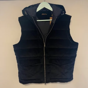 Stenströms väst (helt ny) - Säljer denna stenströms väst som är helt ny med tag kvar. Är XL men sitter väldigt litet så passar M-L. Passar bäst om man är mellan 180-190. Perfekt till våren. Hör av er vid frågor eller funderingar.🙌