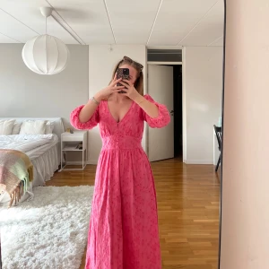 Rosa sommarklänning med blommor, Indiska  - Säljer min magiska rosa sommarklänning från Indiska. Den superfint skick, använd fåtal tillfällen, bla en midsommar 🌸 rosa med broderade blommor! Finns inte att få tag i längre, modellen ”Zudora”.  Nypris 999:-  Stl S