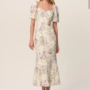 Adoore klänning  - Säljer min superfina adooreklänning använd två gånger så superbra skick💗💗(slutsåld på hemsidan) pris kan diskuteras vid snabb affär🥰