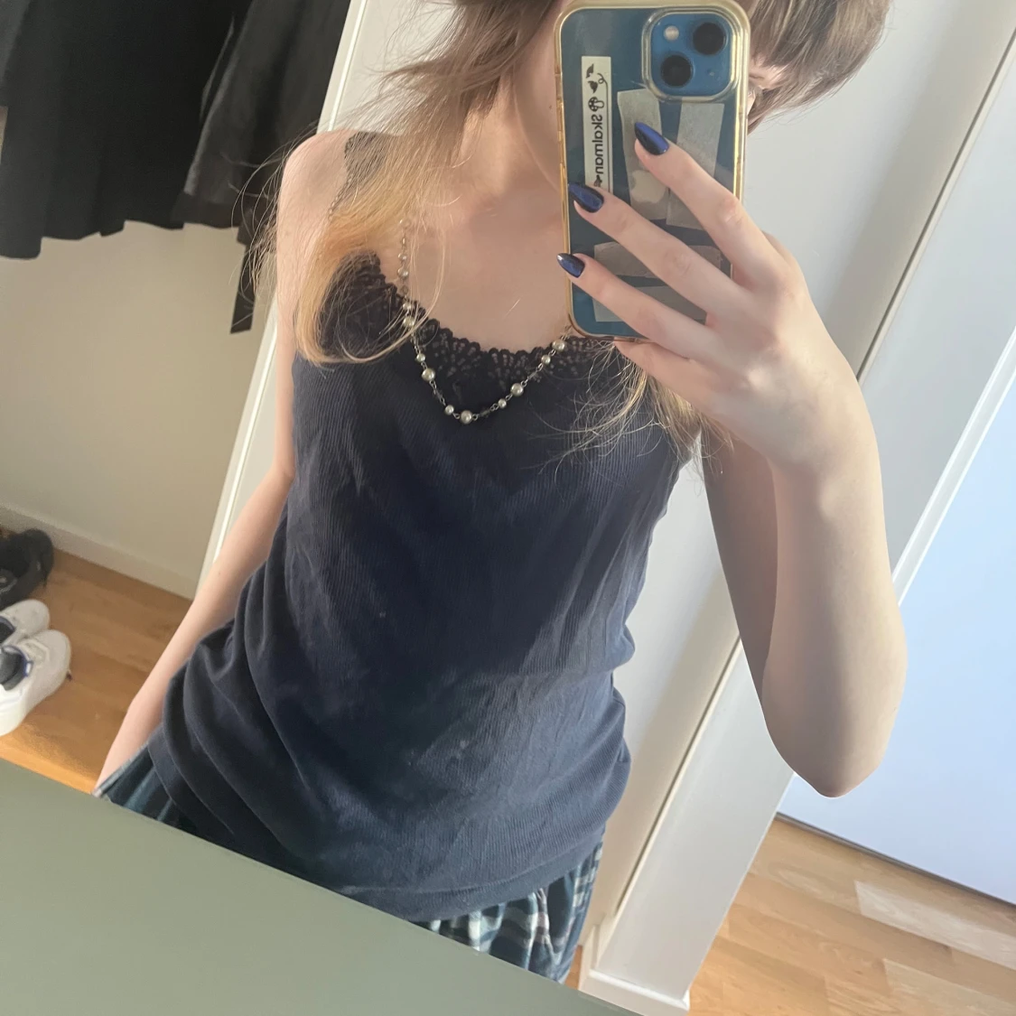 Mörkblå ribbad linnetopp med spetsdetaljer - 1