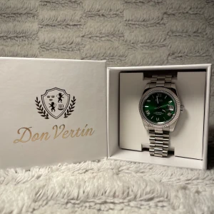 Grön Seiko Datejust Mod - Tvär snygg Seiko-mod klocka med grön urtavla och romerska siffror. Den har en silverfärgad metallarmband och en datumvisare. Perfekt för dig som vill ha en stilren och iögonfallande accessoar. Alla länkar tillkommer vid köp. Klockan är automatisk med en NH34 movement. Om det är några frågor är det bara att ställa dem privat!