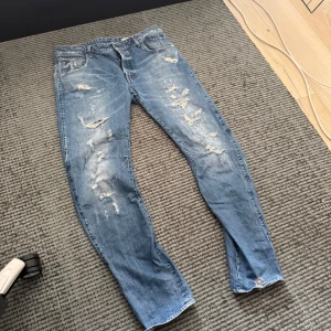 G-Star Raw Jeans - Stilrena slim fit jeans från G-Star Raw, jeansen har massor av slitningar vilket gör ens outfit ännu unikare!🤩 Har ni några frågor är det bara att skicka ett PM! Mvh