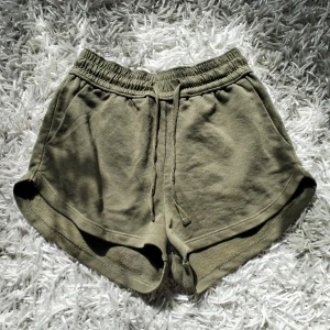 Olivgröna mjukisshorts från H&M - Säljer ett par olivgröna mjukisshorts från H&M. Shortsen är tillverkade i mjuk bomull, perfekta för varma dagar eller chill hemma. Hör av dig vid frågor ❤️