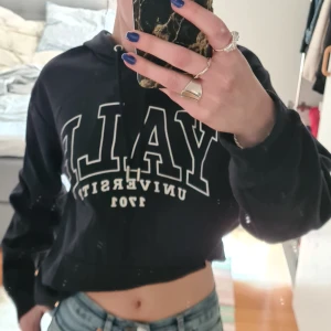 Marinblå hoodie med yale tryck - Säljer en marinblå hoodie med tryck. Perfekt för en avslappnad och cool stil. Sälj för använder it längre💕
