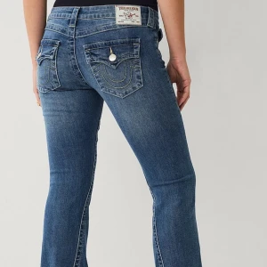 INTRESSEKOLL! true religion jeans ultra low storlek 26 - Intressekoll på mina skitsnygga true religon jeans i storlek W26, jeansen är ultra low waist bootcut och dom är använda fåtal gånger och i är nyskick!Jeansen är köpta på Carlings för 1399kr den 7 mars detta året, jag säljer då jag inte tycker att jeansen kommer till användning. Pris kan diskuteras!