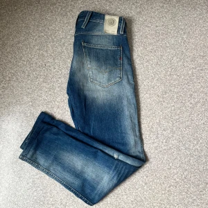 Replay jeans med slitningar - Säljer dessa skit snygga replay jeans med snygga slitningar och en schysst fade, toppen skick, sitter lite tajt i midjan men annars perfekt!