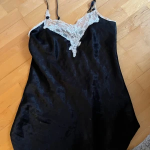 Svart spets nattlinne  - Tunnt satin material jätteskönt 