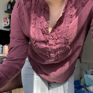 Fin vinröd blus - Väldigt fin vinröd blus som aldrig kommer till användning! Storlek M men skulle mer säga att den e en S.