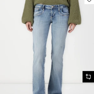 Ljusblå bootcut jeans Molly från l.t.b - Säljer ett par ljusblå bootcut jeans från l.t.b, modell Molly. Jeansen har låg midja och klassisk femficksdesign. Perfekta för dig som gillar en avslappnad men ändå snygg stil. Köpta för 700